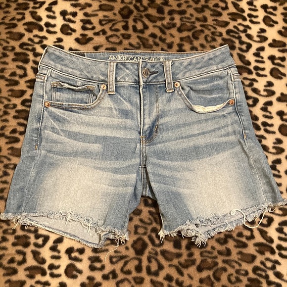 2 for $25 AMERICAN EAGLE JEAN Shorts Women’s Size 6 AE Midi Distressed Raw Hem - Picture 1 of 12